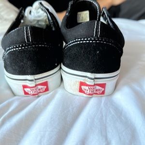 Size 7Old Skool women’s shoes. Like new. Clean environment. Very comfortable.